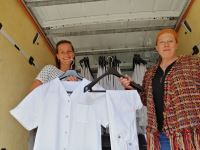 Afbeelding: Links Nicolien Meijer wijkverpleegkundige en coördinator van het CCT-rechts Toni Kattenburg - overhandiging van de kleding